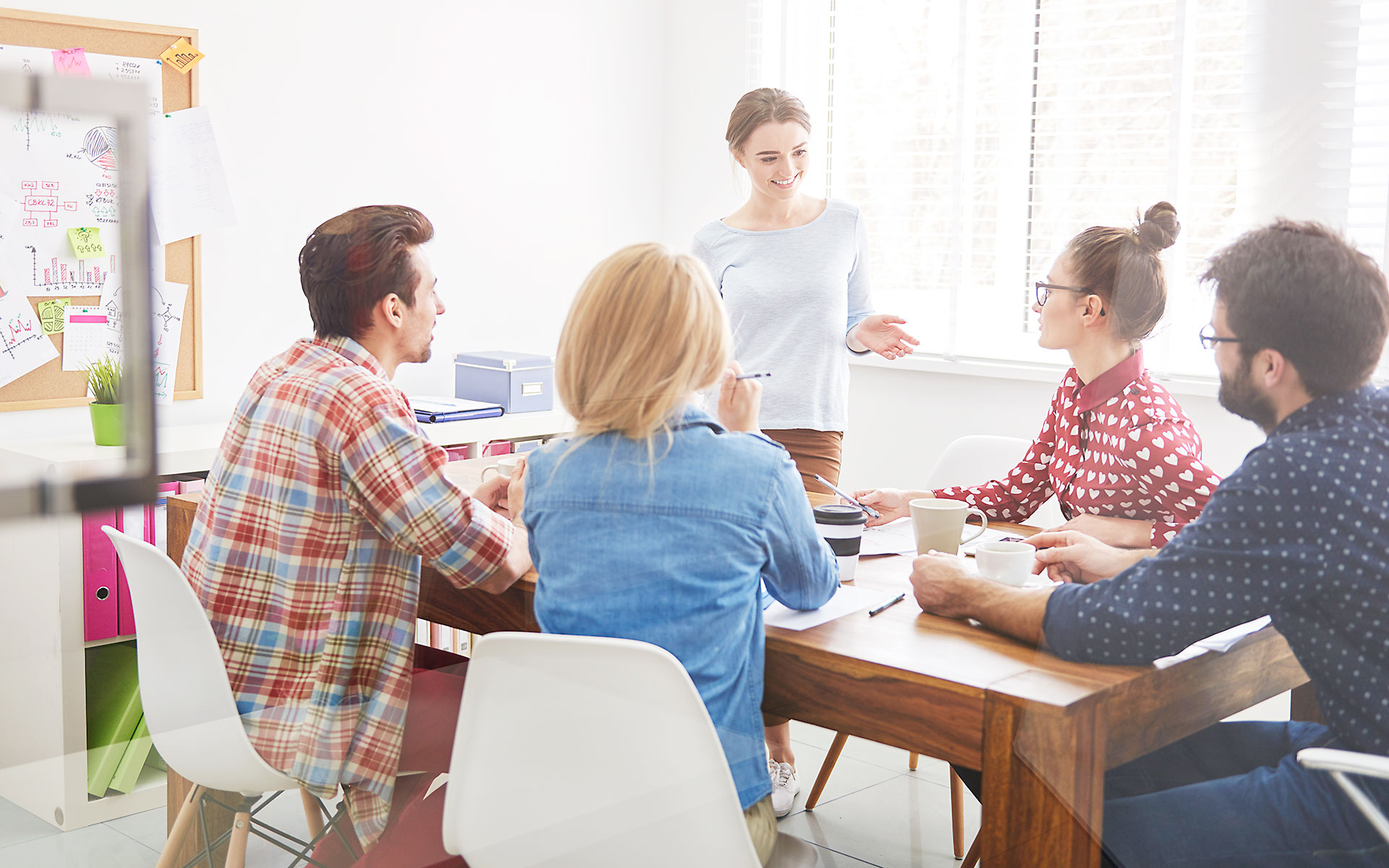 personas en desarrollo de cursos virtuales